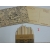 Drewniana pocztówka z kredkami.